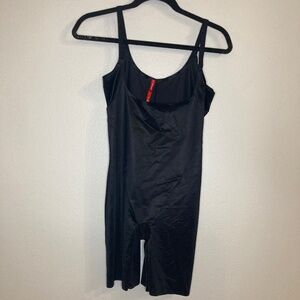 Spanx Thinstincts 2.0 open bust mid thigh body suit